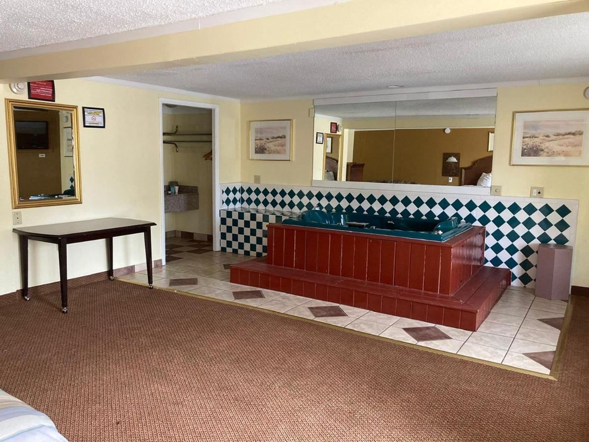 Rodeway Inn & Suites Saginaw Exteriör bild