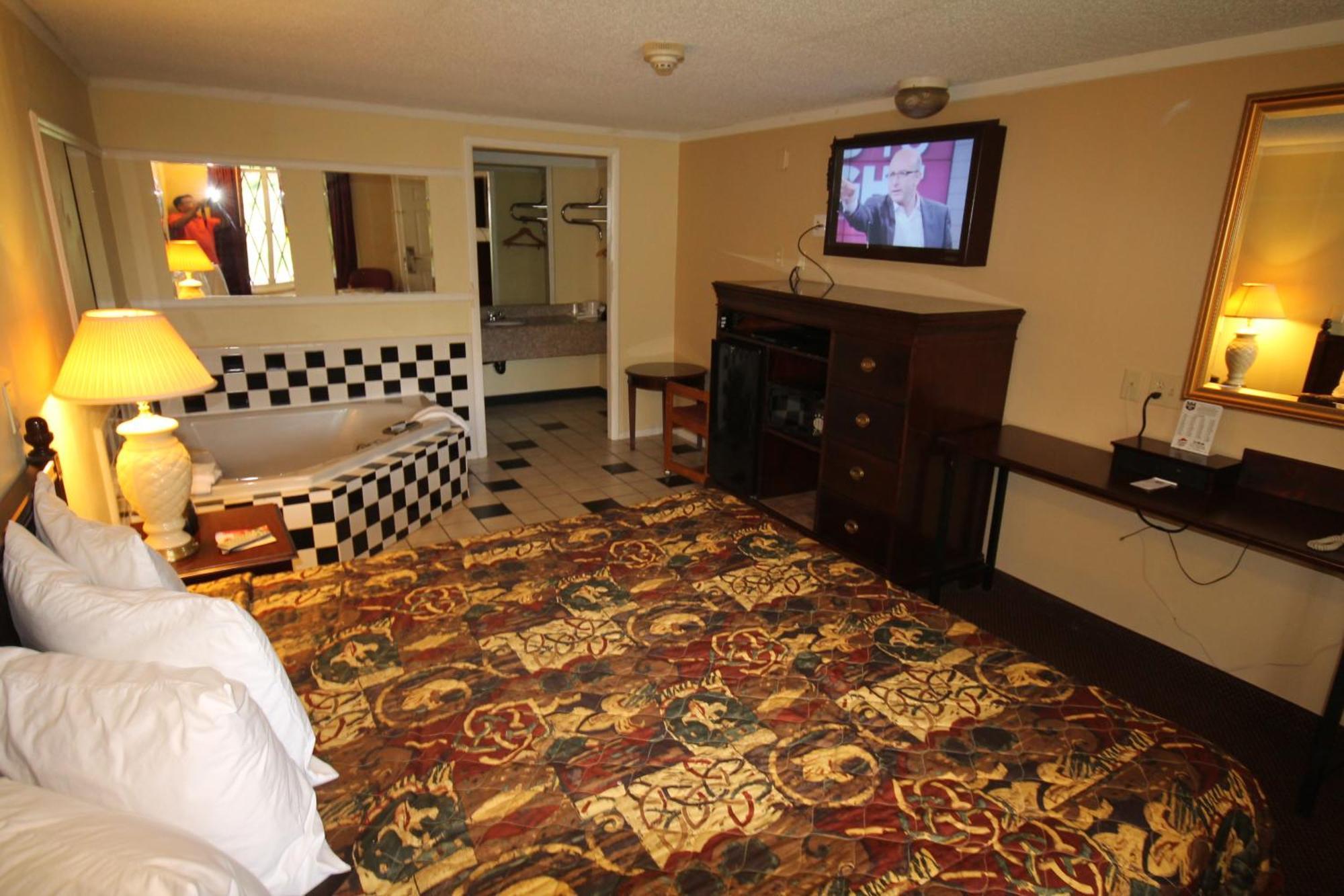 Rodeway Inn & Suites Saginaw Exteriör bild