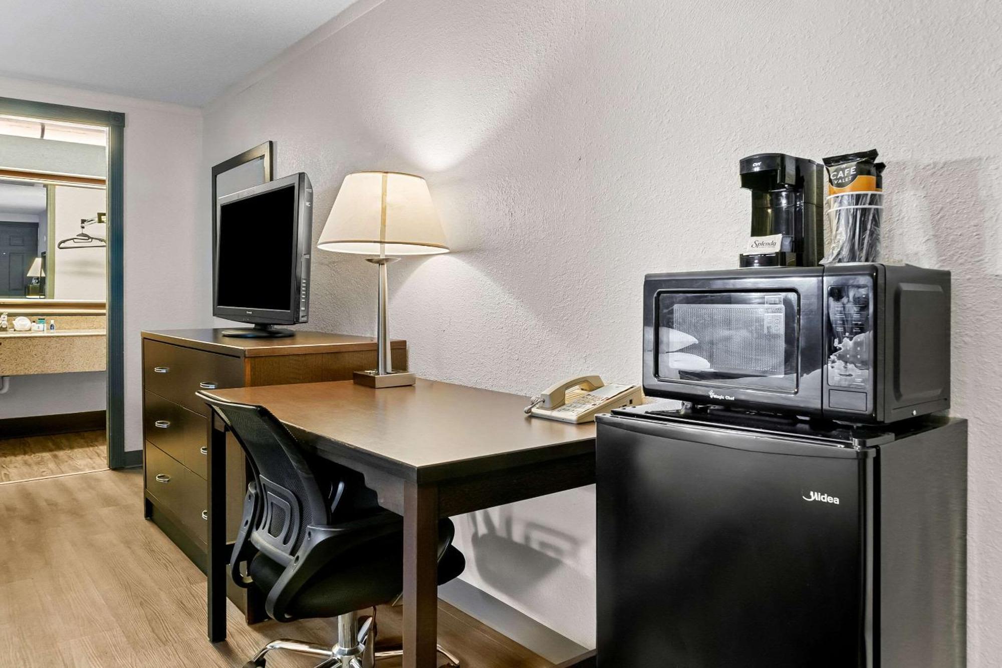 Rodeway Inn & Suites Saginaw Exteriör bild